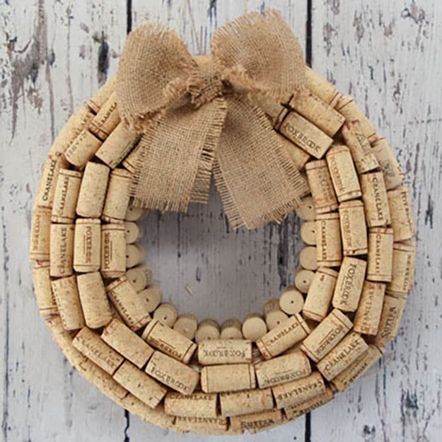 Easy Wine Cork Crafts for Wall Decor | DIY WIne Cork Wreath | DIY Projects & Crafts by DIY JOY #crafts