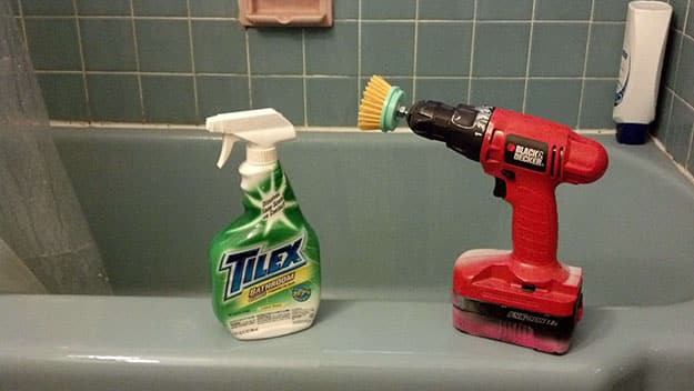 DIY Bathroom Cleaning Hack | Tub Scrubber Life Hack | DIY Projects & Crafts by DIY JOY at http://diyjoy.com/cleaning-tips-life-hacks