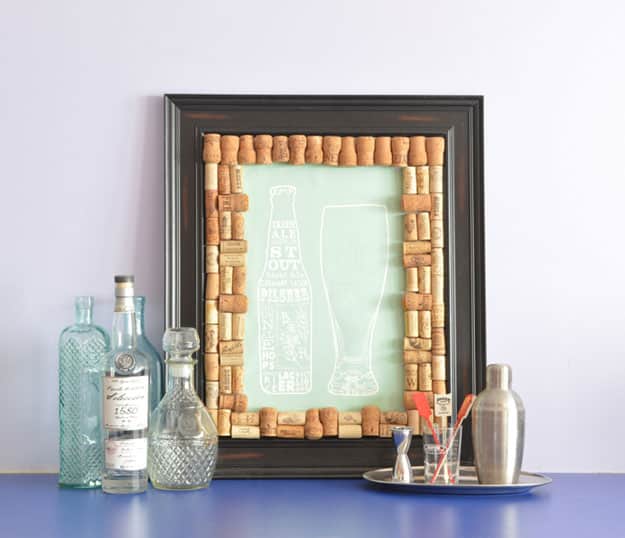 Easy WIne Cork Crafts for Wall Decor Frames - Wine Cork DIY Picture Frame - DIY Projects & Crafts by DIY JOY #crafts