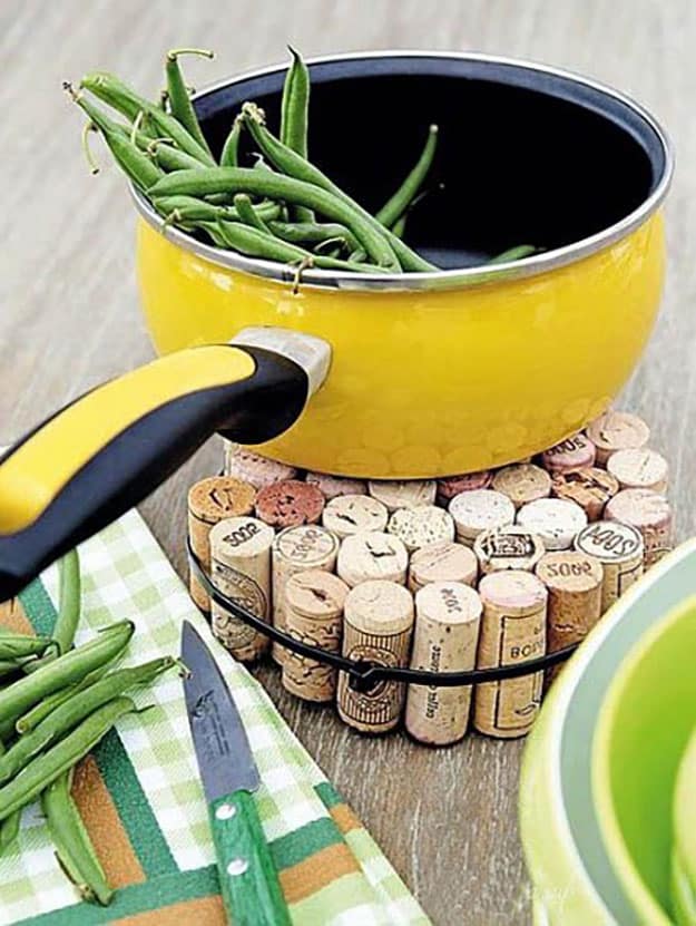 Simple Wine Cork DIY Kitchen Projects - Wine Cork Trivet - DIY Projects & Crafts by DIY JOY at http://diyjoy.com/diy-wine-cork-crafts-craft-ideas