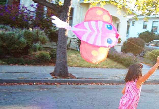 Outdoor Crafts for Kids - How To Make A Kite - Tutorial at http://diyjoy.com/fun-outdoor-crafts-for-kids