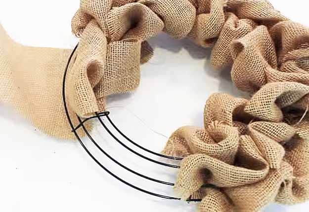 Cute DIY Craft Projects | Country Crafts for the Home | Easy DIY Burlap Wreath | DIY Projects & Crafts by DIY JOY at http://diyjoy.com/diy-home-decor-how-to-make-a-burlap-wreath
