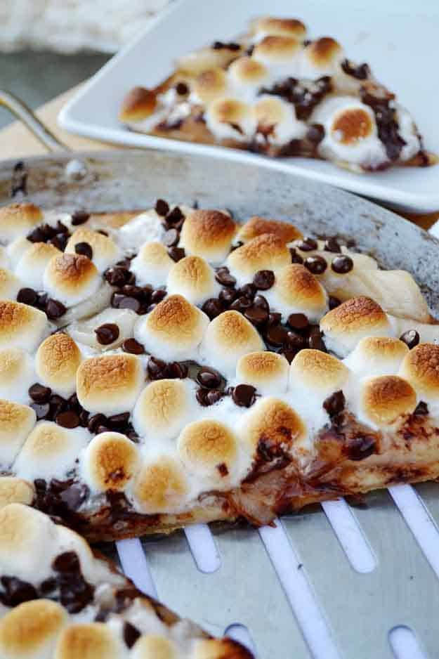 Dessert Grilling Recipes for Kids | Grilled Apple Pie Pizza Recipe | DIY Projects & Crafts by DIY JOY at http://diyjoy.com/grilling-recipes-diy-bbq-ideas