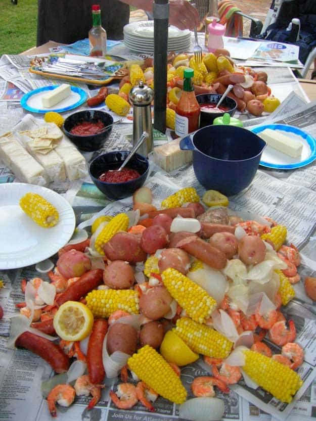 Labor Day Party Food Ideas - Low Country Broil Recipe - DIY Projects & Crafts by DIY JOY at http://diyjoy.com/party-ideas-labor-day-food-diy-decor