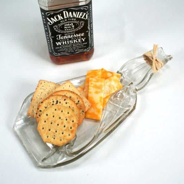 Fun DIY Ideas Made With Jack Daniels - Recipes, Projects and Crafts With The Bottle, Everything From Lamps and Decorations to Fudge and Cupcakes | Jack Daniels Cheese and Chips Serving dish #diy #jackdaniels #recipes #crafts