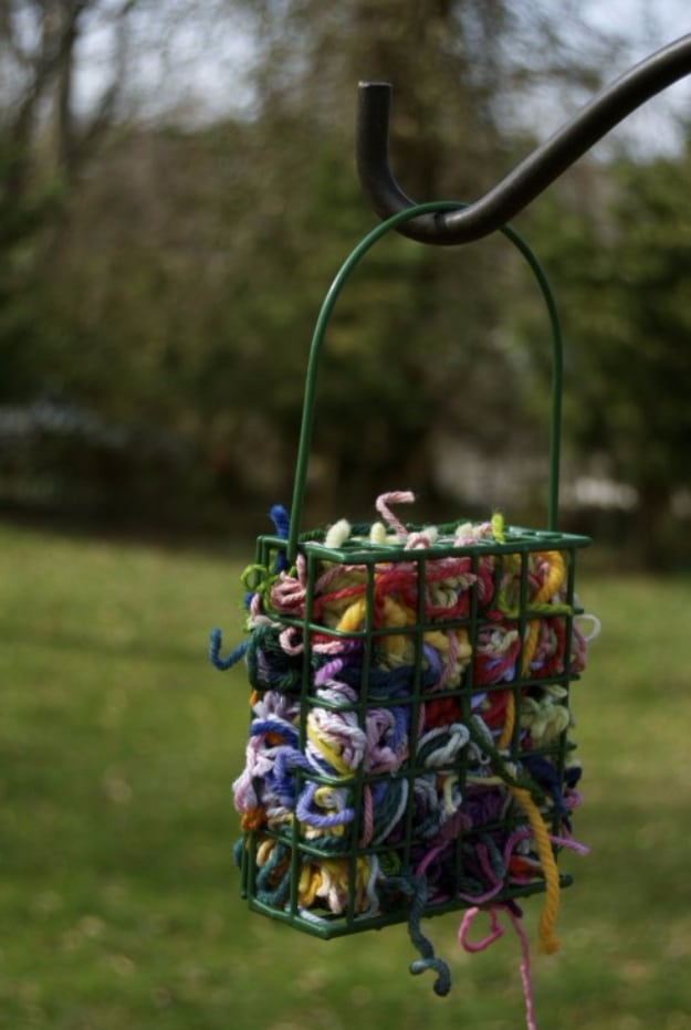 Clever DIYs Made With Yarn - Yarn Bird Feeder - Yarn Crafts To Try, Easy Yarn DIYs, Fun Crafts To Do With Yarn, Wall Art, Awesome Yarn Ideas, Yarn DIY Projects, Brillian Yarn Craft Tutorials http://diyjoy.com/diy-curtains-drapes