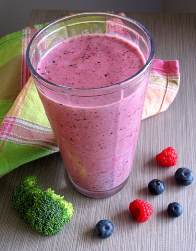Healthy Smoothie Recipes - Berry Broccoli Smoothie - Easy ideas perfect for breakfast, energy. Low calorie and high protein recipes for weightloss and to lose weight. Simple homemade recipe ideas that kids love. Quick EASY morning recipes before work and school, after workout #smoothies #healthy #smoothie #healthyrecipes #recipes