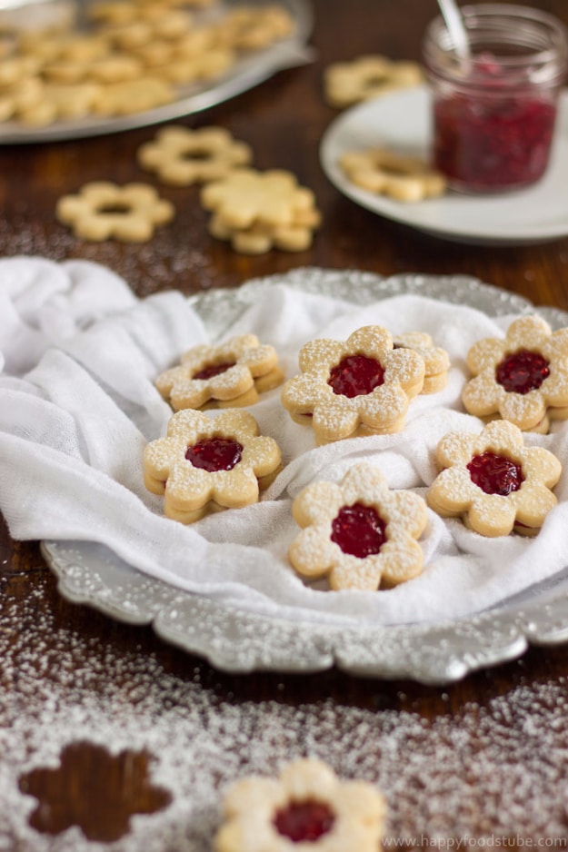 DIY Valentines Day Cookies - Homemade Linzer Cookies With Raspberry Jam - Easy Cookie Recipes and Recipe Ideas for Valentines Day - Cute DIY Decorated Cookies for Kids, Homemade Box Cookies and Bouquet Ideas - Sugar Cookie Icing Tutorials With Step by Step Instructions - Quick, Cheap Valentine Gift Ideas for Him and Her #valentines