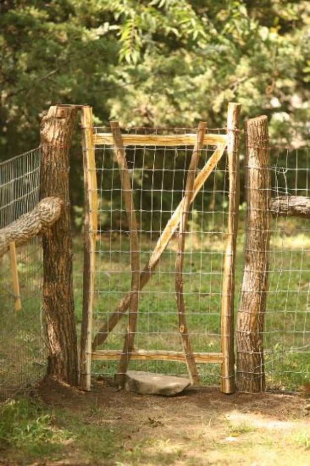 DIY Fences and Gates - Beautiful Rustic Dog Fence - How To Make Easy Fence and Gate Project for Backyard and Home - Step by Step Tutorial and Ideas for Painting, Updating and Making Fences and DIY Gate - Cool Outdoors and Yard Projects 