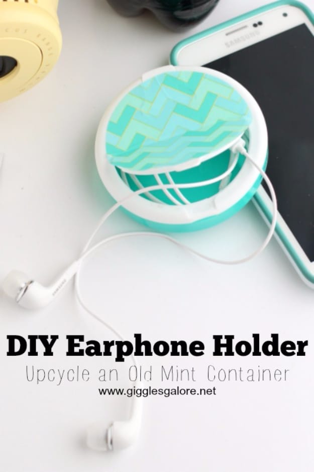 DIY Phone Hacks - DIY Earphone Holder - Cool Tips and Tricks for Phones, Headphones and iPhone How To - Make Speakers, Change Settings, Know Secrets You Can Do With Your Phone By Learning This Cool Stuff - DIY Projects and Crafts for Men and Women http://diyjoy.com/diy-iphone-hacks