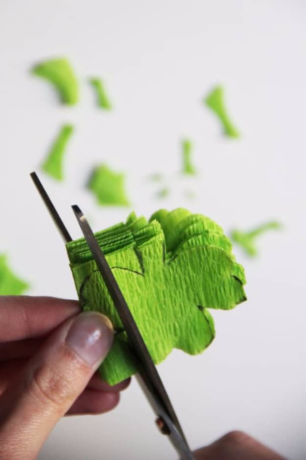 DIY St Patricks Day Ideas - DIY Shamrock Streamers - Food and Best Recipes, Decorations and Home Decor, Party Ideas - Cupcakes, Drinks, Festive St Patrick Day Parties With these Easy, Quick and Cool Crafts and DIY Projects http://diyjoy.com/st-patricks-day-ideas