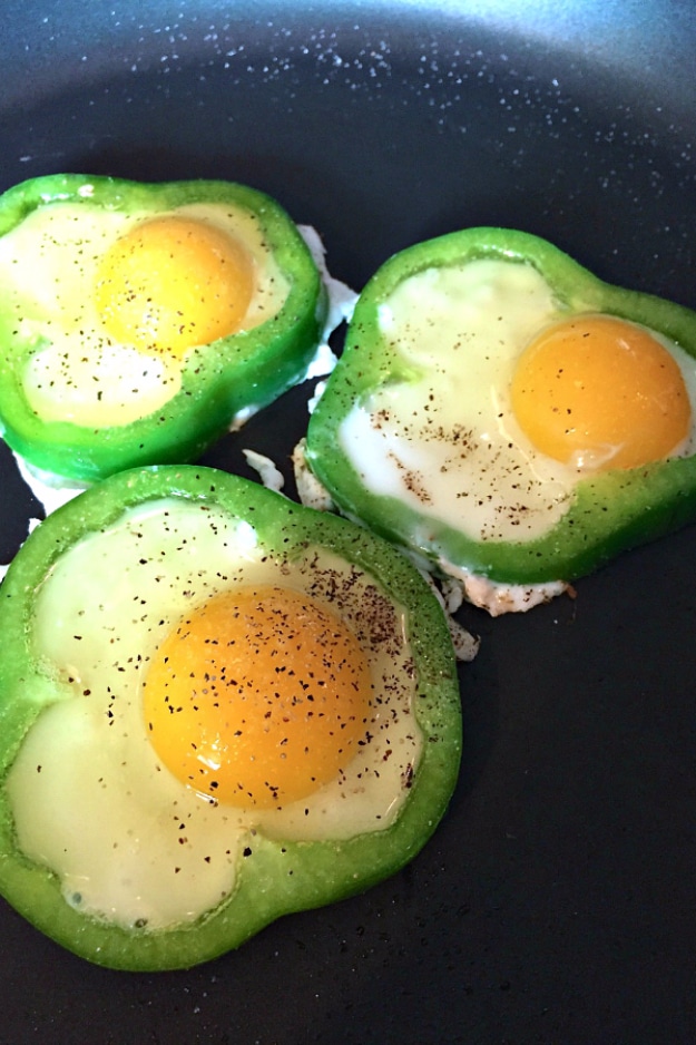 DIY St Patricks Day Ideas - Fried Eggs In Green Pepper - Food and Best Recipes, Decorations and Home Decor, Party Ideas - Cupcakes, Drinks, Festive St Patrick Day Parties With these Easy, Quick and Cool Crafts and DIY Projects http://diyjoy.com/st-patricks-day-ideas