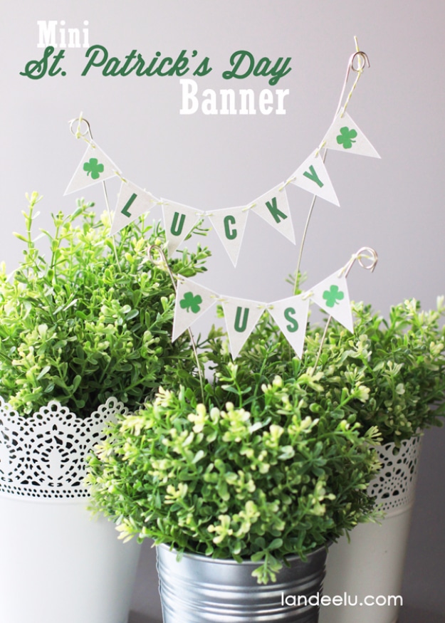 DIY St Patricks Day Ideas - Mini St. Patrick's Day Banner - Food and Best Recipes, Decorations and Home Decor, Party Ideas - Cupcakes, Drinks, Festive St Patrick Day Parties With these Easy, Quick and Cool Crafts and DIY Projects http://diyjoy.com/st-patricks-day-ideas