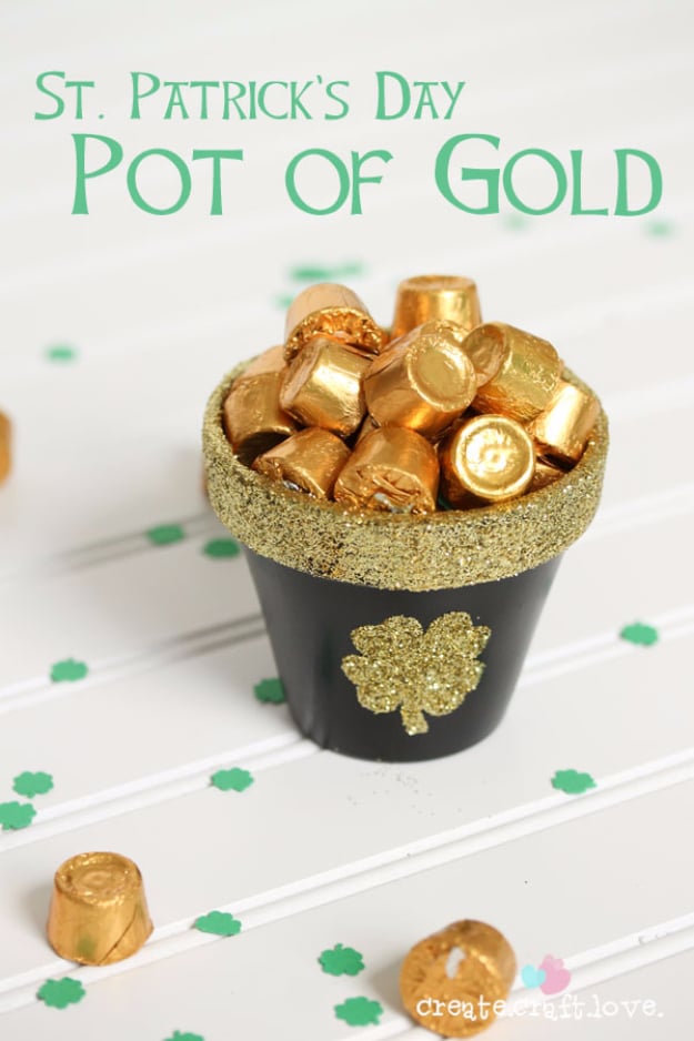DIY St Patricks Day Ideas - Pot Of Gold - Food and Best Recipes, Decorations and Home Decor, Party Ideas - Cupcakes, Drinks, Festive St Patrick Day Parties With these Easy, Quick and Cool Crafts and DIY Projects http://diyjoy.com/st-patricks-day-ideas