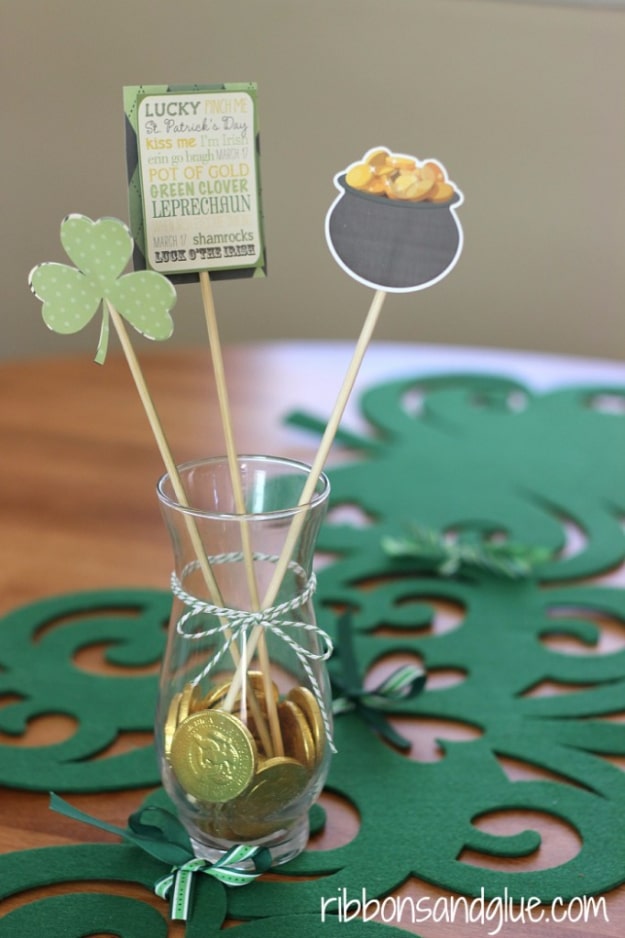 DIY St Patricks Day Ideas - Shamrock Table Runner - Food and Best Recipes, Decorations and Home Decor, Party Ideas - Cupcakes, Drinks, Festive St Patrick Day Parties With these Easy, Quick and Cool Crafts and DIY Projects http://diyjoy.com/st-patricks-day-ideas