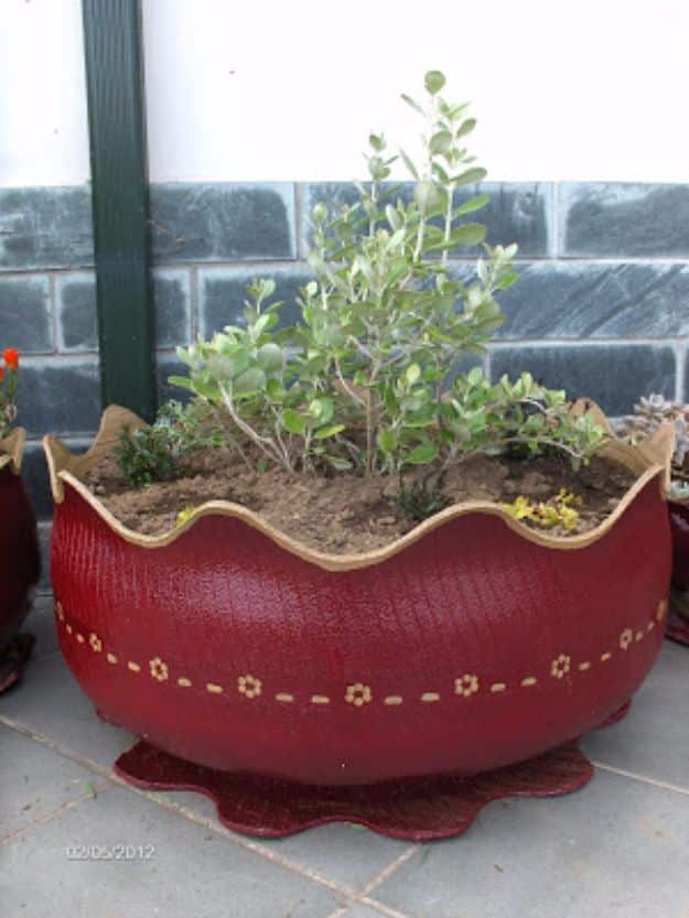 DIY Ideas With Old Tires - Tire Flower Pot - Rustic Farmhouse Decor Tutorials and Projects Made With An Old Tire - Easy Vintage Shelving, Wall Art, Swing, Ottoman, Seating, Furniture, Gardeing Ideas and Home Decor for Kitchen, Living Room, Bathroom and Backyard - Creative Country Crafts, Rustic Wall Art and Accessories to Make and Sell 
