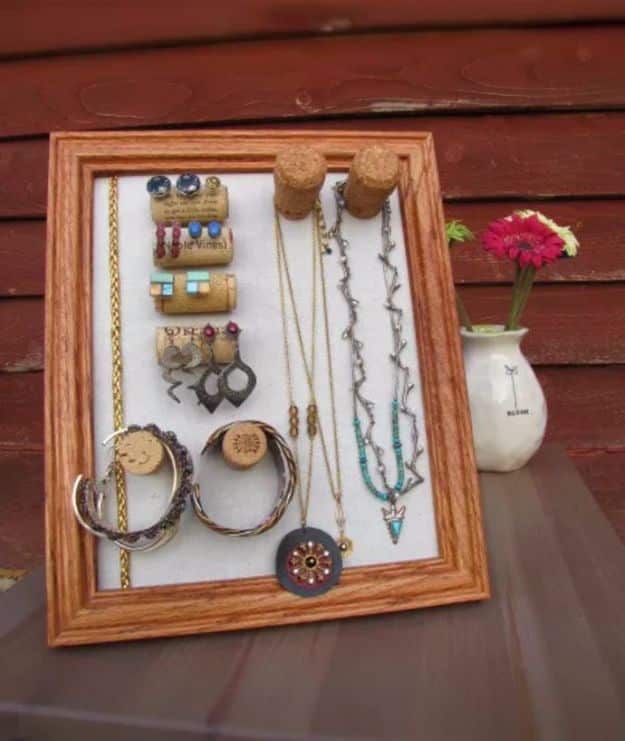 Wine Cork Crafts and Craft Ideas With Wine Corks - DIY Wine Cork Jewelry Organizer - Cool Projects to Make With Old Wine Cork - Outdoor and Garden, Easy Wall Art, Fun DIY Gifts and Cheap Crafts for Adults, Kids and Teens 