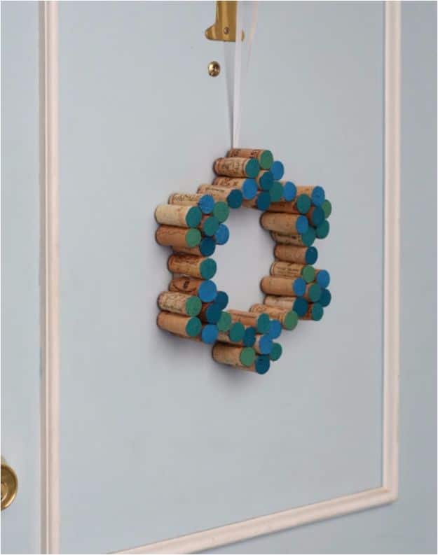 Wine Cork Crafts and Craft Ideas With Wine Corks - Easy DIY Painted Cork Wreath - Cool Projects to Make With Old Wine Cork - Outdoor and Garden, Easy Wall Art, Fun DIY Gifts and Cheap Crafts for Adults, Kids and Teens 