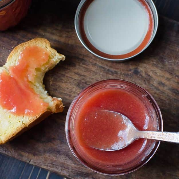 Best Jam and Jelly Recipes - Easy Homemade Guava Jam - Homemade Recipe Ideas For Canning - Easy and Unique Jams and Jellies Made With Strawberry, Raspberry, Blackberry, Peach and Fruit - Healthy, Sugar Free, No Pectin, Small Batch, Savory and Freezer Recipes #recipes #jelly
