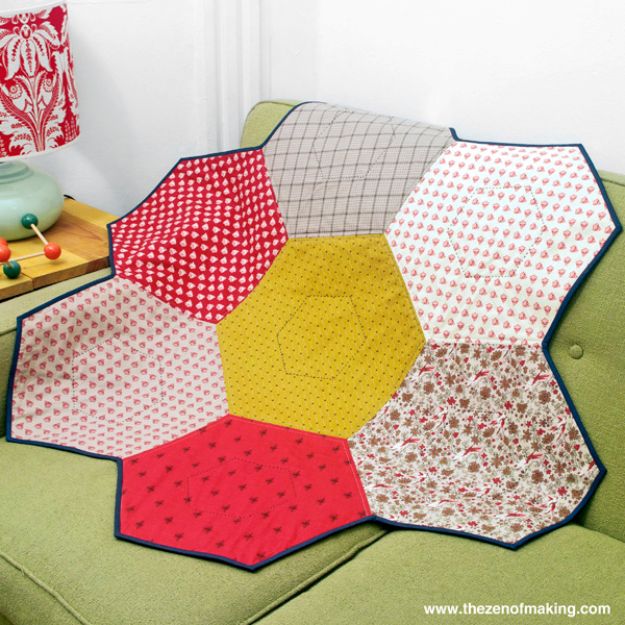 Best Quilts to Make This Weekend - Giant Hexie Flower Lap Quilt - Free Quilt Patterns and Quilting Tutorials - Quilting for Beginners and Sewing Ideas - DIY Baby Quilts, Printables, New and Easy Modern Quilts, Jelly Roll, Quilt Squares, Fat Quarters and Scrap Ideas #diy #quilting #sewing