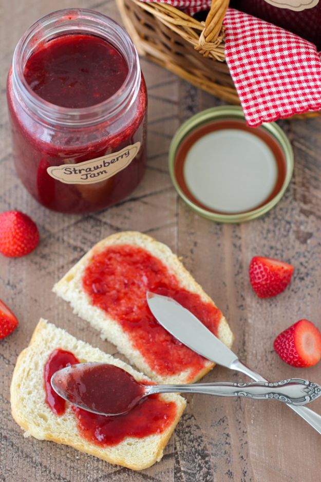 Best Jam and Jelly Recipes - Homemade Strawberry Jam - Homemade Recipe Ideas For Canning - Easy and Unique Jams and Jellies Made With Strawberry, Raspberry, Blackberry, Peach and Fruit - Healthy, Sugar Free, No Pectin, Small Batch, Savory and Freezer Recipes #recipes #jelly