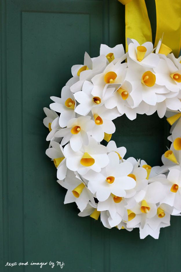 DIY Paper Flowers - Paper Daffodil Wreath - How To Make A Paper Flower - Large Wedding Backdrop for Wall Decor - Easy Tissue Paper Flower Tutorial for Kids - Giant Projects for Photo Backdrops - Daisy, Roses, Bouquets, Centerpieces - Cricut Template and Step by Step Tutorial #diyideas #paperflowers