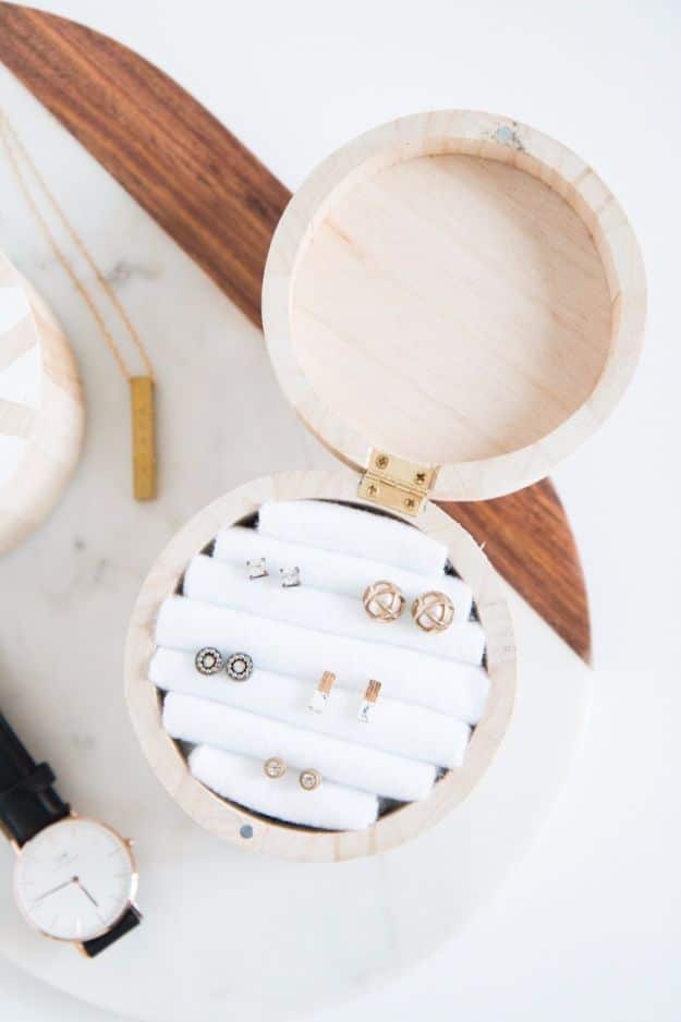 DIY Jewelry Ideas - Wooden Circle Jewelry Box - How To Make the Coolest Jewelry Ideas For Kids and Teens - Homemade Wooden and Plastic Jewelry Box Plans - Easy Cardboard Gift Ideas - Cheap Wall Makeover and Organizer Projects With Drawers Men http://diyjoy.com/diy-jewelry-boxes-storage