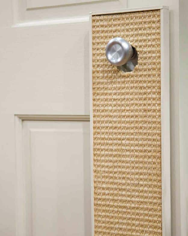 DIY Ideas With Carpet Scraps - Door Cat Scratcher - Cool Crafts To Make With Old Carpet Remnants - Cheap Do It Yourself Gifts and Home Decor on A Budget - Creative But Cheap Ideas for Decorating Your House and Room - Painted, No Sew and Creative Arts and Craft Projects http://diyjoy.com/diy-ideas-carpet-scraps