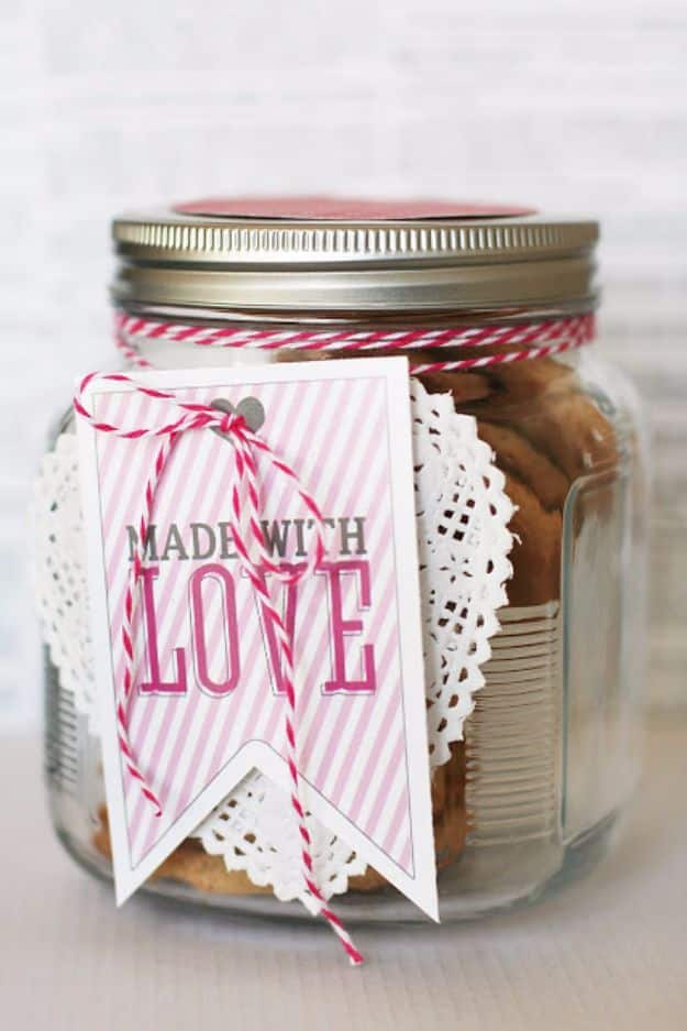 DIY Valentines Day Gifts for Her - Made With Love - Cool and Easy Things To Make for Your Wife, Girlfriend, Fiance - Creative and Cheap Do It Yourself Projects to Give Your Girl - Ladies Love These Ideas for Bath, Yard, Home and Kitchen, Outdoors - Make, Don't Buy Your Valentine 
