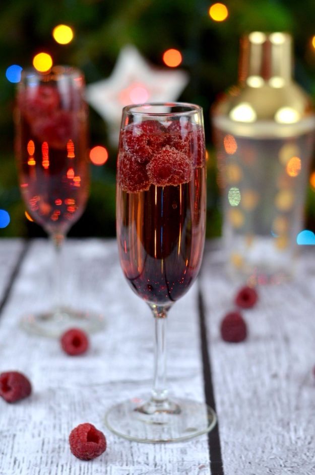 Best Drink Recipes for New Years Eve - Raspberry, Chambord & Champagne Cocktail - Creative Cocktails, Drinks, Champagne Toasts, and Punch Mixes for A New Year's Eve Party - Ideas for Serving, Glasses, Fun Ideas for Shots and Cocktails - Easy Vodka Recipes, Non Alcoholic, Whisky Rum and Party Punches #newyearseve
