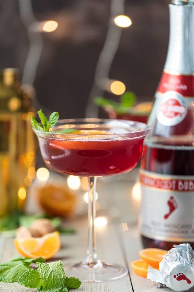Best Drink Recipes for New Years Eve - Sparkling Holiday Flirtini - Creative Cocktails, Drinks, Champagne Toasts, and Punch Mixes for A New Year's Eve Party - Ideas for Serving, Glasses, Fun Ideas for Shots and Cocktails - Easy Vodka Recipes, Non Alcoholic, Whisky Rum and Party Punches #newyearseve