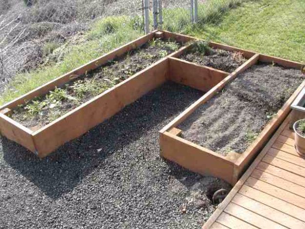 DIY Garden Beds - Curved Raised Beds - Easy Gardening Ideas for Raised Beds and Planter Boxes - Free Plans, Tutorials and Step by Step Tutorials for Building and Landscaping Projects - Update Your Backyard and Gardens With These Cheap Do It Yourself Ideas http://diyjoy.com/diy-garden-beds