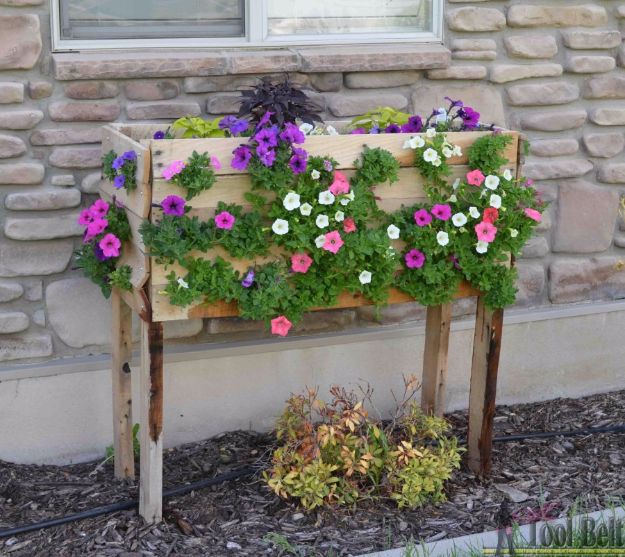 DIY Outdoor Planters - Pallet Planter Box For Cascading Flowers - Easy Planter Ideas to Make for The Porch, Pation and Backyard - Your Plants Will Love These DIY Plant Holders, Potting Ideas and Planter Boxes - Gardening DIY for Big and Small Plants Outdoors - Concrete, Wood, Cheap, Simple, Modern and Rustic Projects With Step by Step Instructions 