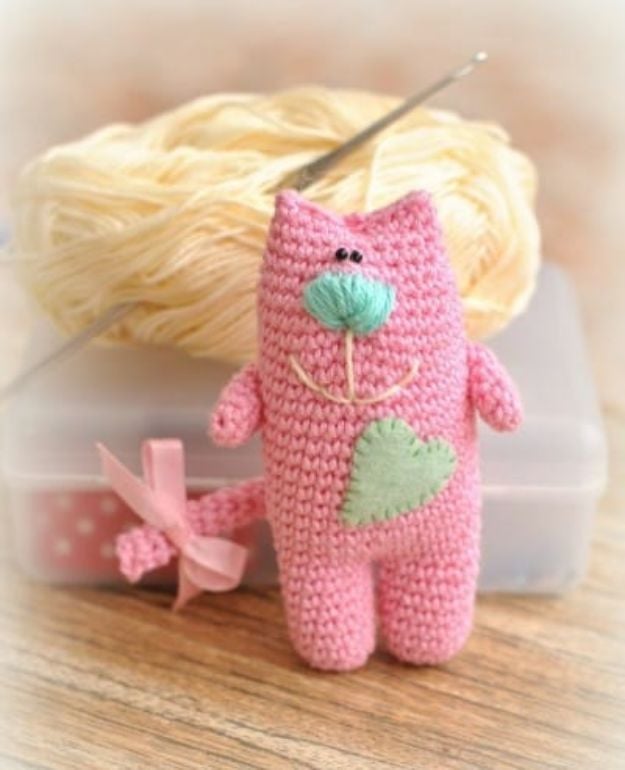 DIY Ideas With Cats - Amigurumi Cat - Cute and Easy DIY Projects for Cat Lovers - Wall and Home Decor Projects, Things To Make and Sell on Etsy - Quick Gifts to Make for Friends Who Have Kittens and Kitties - Homemade No Sew Projects- Fun Jewelry, Cool Clothes, Pillows and Kitty Accessories 