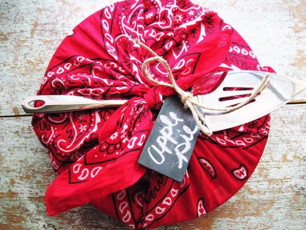 DIY Ideas With Bandanas - Bandana Apple Pie Wrap - Bandana Crafts and Decor Projects Made With A Bandana - No Sew Ideas, Bags, Bracelets, Hats, Halter Tops, Blankets and Quilts, Headbands, Simple Craft Project Tutorials for Kids and Teens - Home Decoration and Country Themed Crafts To Make and Sell On Etsy #crafts #country #diy