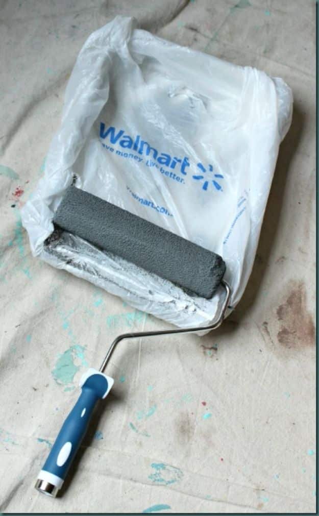 DIY Painting Hacks - Cover Your Paint Tray in a Wal-Mart Bag - Easy Ways To Shortcut House Painting - Wall Prep, Painters Tape, Trim, Edging, Ceiling, Exterior Cutting In, Furniture and Crafts Paint Tips - Paint Your House Or Your Room With These Time Saving Painter Hacks and Quick Tricks http://diyjoy.com/diy-painting-hacks