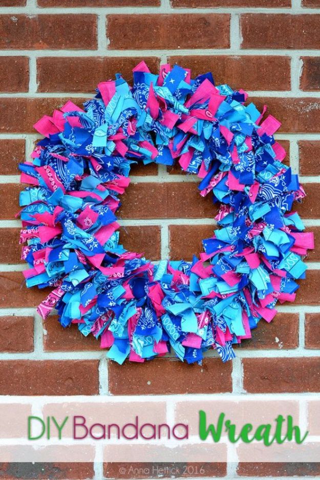 DIY Ideas With Bandanas - DIY Bandana Wreath - Bandana Crafts and Decor Projects Made With A Bandana - No Sew Ideas, Bags, Bracelets, Hats, Halter Tops, Blankets and Quilts, Headbands, Simple Craft Project Tutorials for Kids and Teens - Home Decoration and Country Themed Crafts To Make and Sell On Etsy #crafts #country #diy