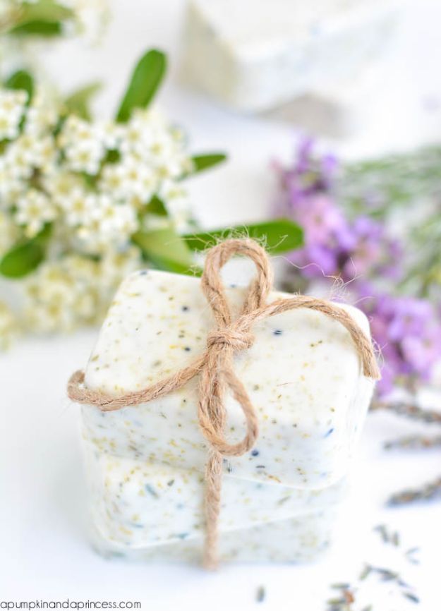 DIY Soap Recipes - DIY Lavender Chamomile Tea Soap - Melt and Pour, Homemade Recipe Without Lye - Natural Soap crafts for Kids - Shea Butter, Essential Oils, Easy Ides With 3 Ingredients - soap recipes with step by step tutorials #soap #diygifts