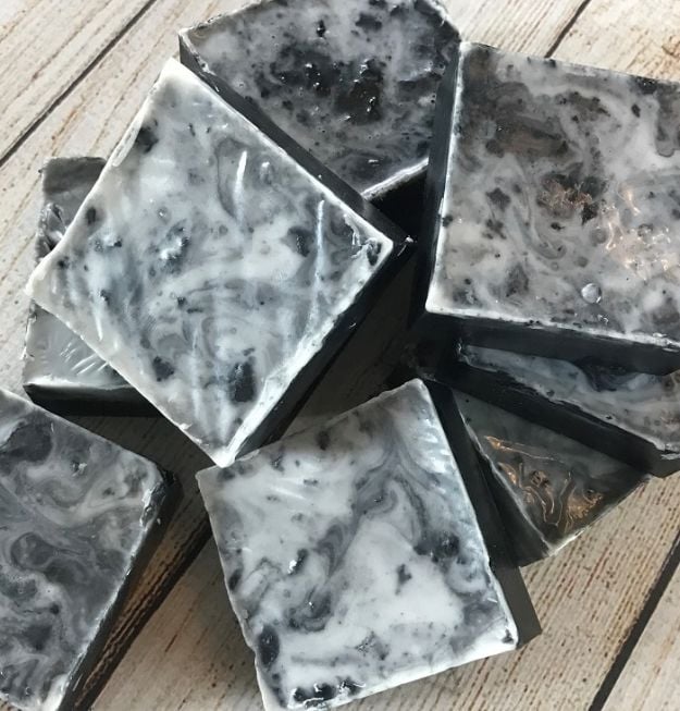 DIY Soap Recipes - DIY Peppermint & Charcoal Detox Soap - Melt and Pour, Homemade Recipe Without Lye - Natural Soap crafts for Kids - Shea Butter, Essential Oils, Easy Ides With 3 Ingredients - soap recipes with step by step tutorials #soap #diygifts