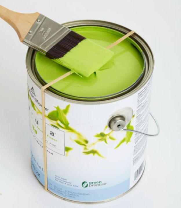 DIY Painting Hacks - Scrape Paint With a Rubber Band - Easy Ways To Shortcut House Painting - Wall Prep, Painters Tape, Trim, Edging, Ceiling, Exterior Cutting In, Furniture and Crafts Paint Tips - Paint Your House Or Your Room With These Time Saving Painter Hacks and Quick Tricks http://diyjoy.com/diy-painting-hacks