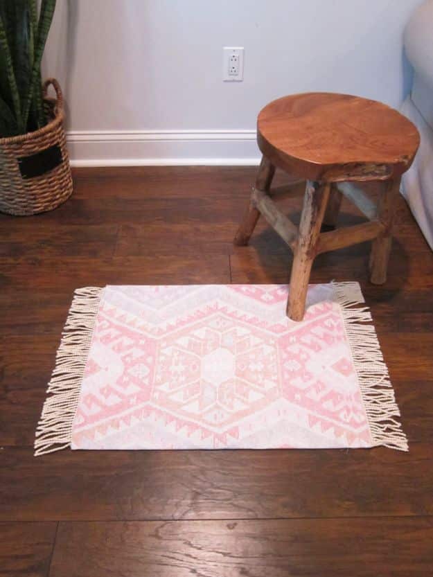 DIY Rugs - DIY Kilim Rug - Ideas for An Easy Handmade Rug for Living Room, Bedroom, Kitchen Mat and Cheap Area Rugs You Can Make - Stencil Art Tutorial, Painting Tips, Fabric, Yarn, Old Denim Jeans, Rope, Tshirt, Pom Pom, Fur, Crochet, Woven and Outdoor Projects - Large and Small Carpet #diyrugs #diyhomedecor