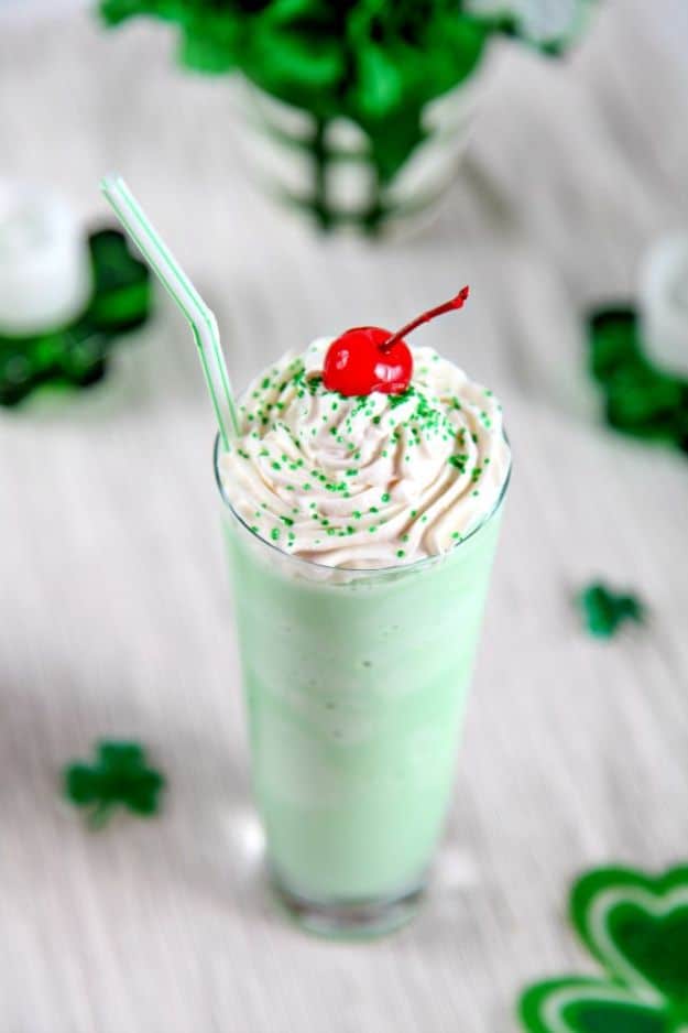 St Patrick's Day Food and Recipe Ideas - Homemade Shamrock Shake - DIY St. Patrick's Day Party Recipes for Dinner, Desserts, Cookies, Cakes, Snacks, Dips and Drinks - Green Shamrocks, Leprechauns and Cute Party Foods - Easy Appetizers and Healthy Treats for Adults and Kids To Make - Potluck, Crockpot, Traditional and Corned Beef http://diyjoy.com/st-patricks-day-recipes