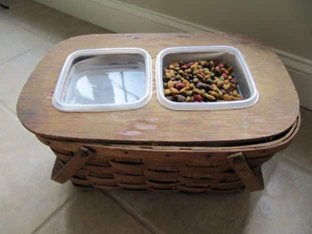 DIY Pet Bowls And Feeding Stations - Picnic Basket Food Bowl Holder - Easy Ideas for Serving Dog and Cat Food, Ways to Raise and Store Bowls - Organize Your Dog Food and Water Bowl With These Cute and Creative Ideas for Dogs and Cats- Monogram, Painted, Personalized and Rustic Crafts and Projects http://diyjoy.com/diy-pet-bowls-feeding-station