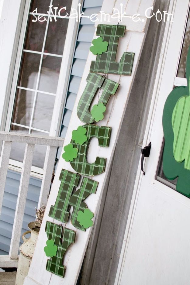 St Patricks Day Decor Ideas - Shamrock Door Decor - DIY St. Patrick's Day Party Decorations and Home Decor Crafts - Projects for Walls, Hanging Banners, Wreaths, Tabletop Centerpieces and Party Favors - Green Shamrocks, Leprechauns and Cute and Easy Do It Yourself Decor For Parties - Cheap Dollar Store Ideas for Those On A Budget http://diyjoy.com/diy-st-patricks-day-decor