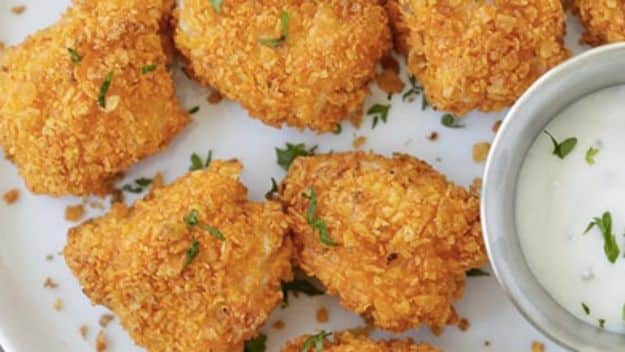 Gluten Free Appetizers - Crunchy Dorito Fried Chicken Nuggets - Easy Flourless and Glutenfree Snacks, Wraps, Finger Foods and Snack Recipes - Recipe Ideas for Gluten Free Diets - Spinach and Cheese Dips, Vegetable Spreads, Sushi rolls, Quick Grill Foods, Party Trays, Dessert Bites, Healthy Veggie and Fruit Appetizer Tutorials http://diyjoy.com/gluten-free-appetizers