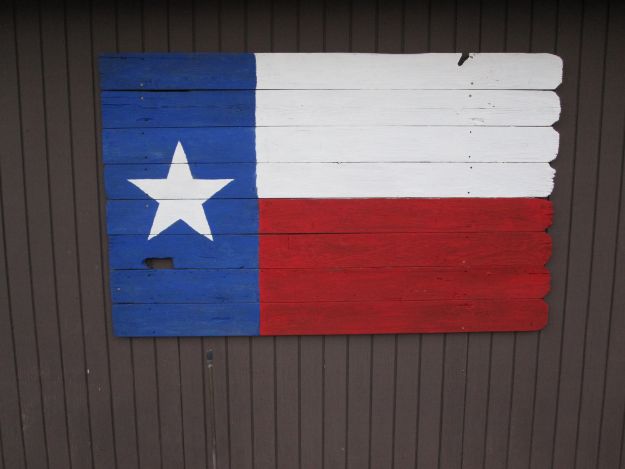 DIY Ideas For Everyone Who Loves Texas - Texas Flag Old Fence - Cute Lone Star State Crafts In The Shape of Texas - Best Texan Quotes, Sayings and Signs for Your Porch and Home - Easy Texas Themed Decorating Ideas - Country Crafts, Rustic Home Decor, String Art and Map Projects Shaped Like Texas - Decor for Living Room, Bedroom, Bathroom, Kitchen and Yard http://diyjoy.com/diy-ideas-Texas