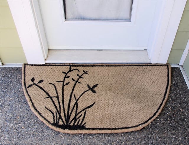 DIY Ideas With Carpet Scraps - Upcycled Carpet Scrap Into Door Mat - Cool Crafts To Make With Old Carpet Remnants - Cheap Do It Yourself Gifts and Home Decor on A Budget - Creative But Cheap Ideas for Decorating Your House and Room - Painted, No Sew and Creative Arts and Craft Projects http://diyjoy.com/diy-ideas-carpet-scraps