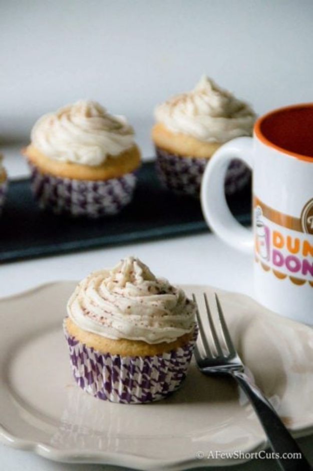 Coffee Drink Recipes - Vanilla Latte Cupcakes With Coffee Buttercream - Easy Drinks and Coffees To Make At Home - Frozen, Iced, Cold Brew and Hot Coffee Recipe Ideas - Sugar Free, Low Fat and Blended Drinks - Mocha, Frappucino, Caramel, Chocolate, Latte and Americano - Flavored Coffee, Liqueur and After Dinner Drinks With Alcohol, Dessert Ideas for Parties #coffeedrinks #coffeerecipes #coffee #drinkrecipes