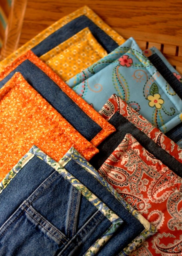 Blue Jean Upcycles - Old Jeans Pot Holders - Ways to Make Old Denim Jeans Into DIY Home Decor, Handmade Gifts and Creative Fashion - Transform Old Blue Jeans into Pillows, Rugs, Kitchen and Living Room Decor, Easy Sewing Projects for Beginners #sewing #diy #crafts #upcycle