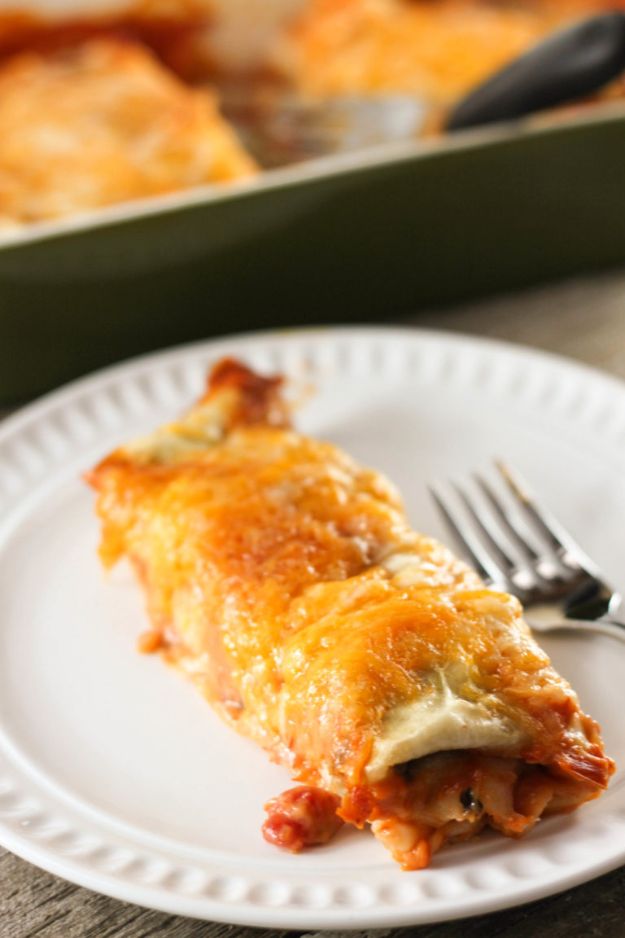 Enchiladas - Burrito Style Beef Enchilada - Best Easy Enchilada Recipes and Enchilada Casserole With Chicken, Beef, Cheese, Shrimp, Turkey and Vegetarian - Healthy Salsa for Green Verdes, Sour Cream Enchiladas Mexicanas, White Sauce, Crockpot Ideas - Dinner, Lunch and Party Food Ideas to Feed A Group or Crowd #enchiladas #mexican #recipes